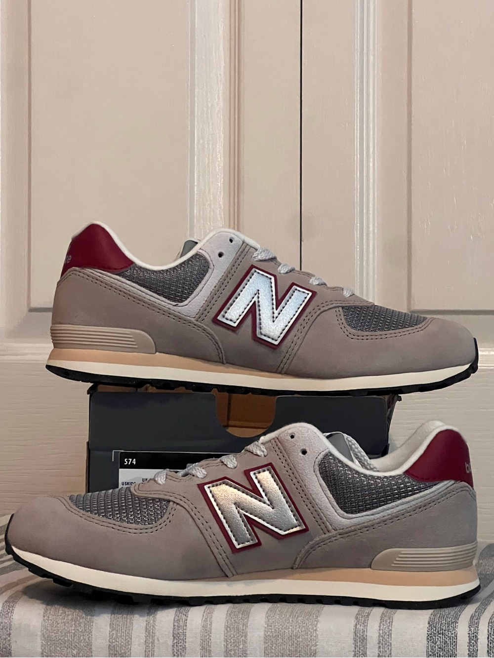 New Balance 574 Classic Sneakers Gray Burgundy youth 7 / Women’s 8 NWT